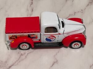 Golden Wheel #68457 1/32 Diecast & Plastic 1940 Ford Pickup Pepsi Soda Truck